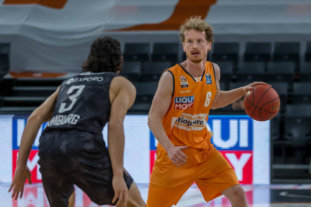 库里吸引两 库里吸引两